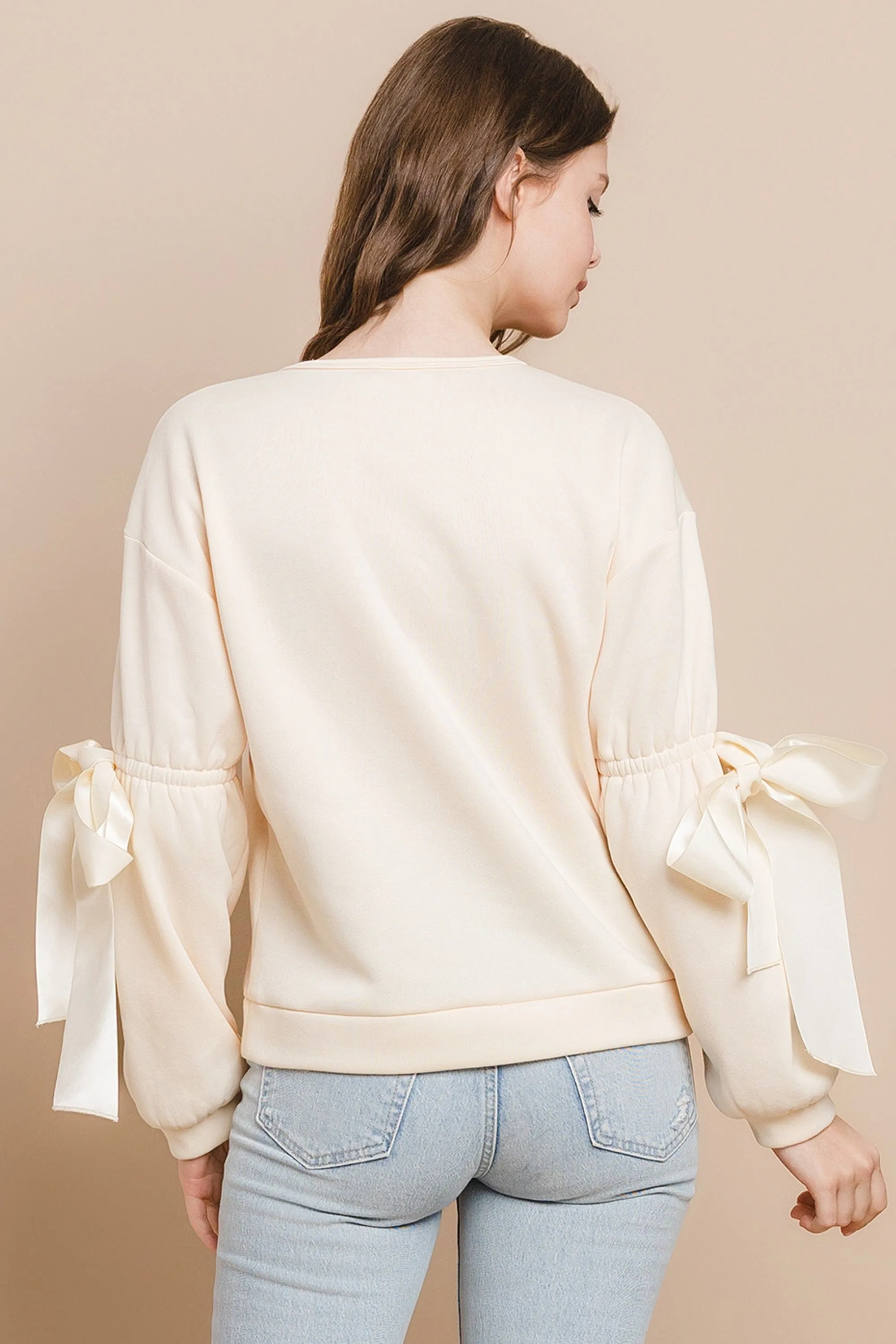 CREAM BOW SWEATSHIRT