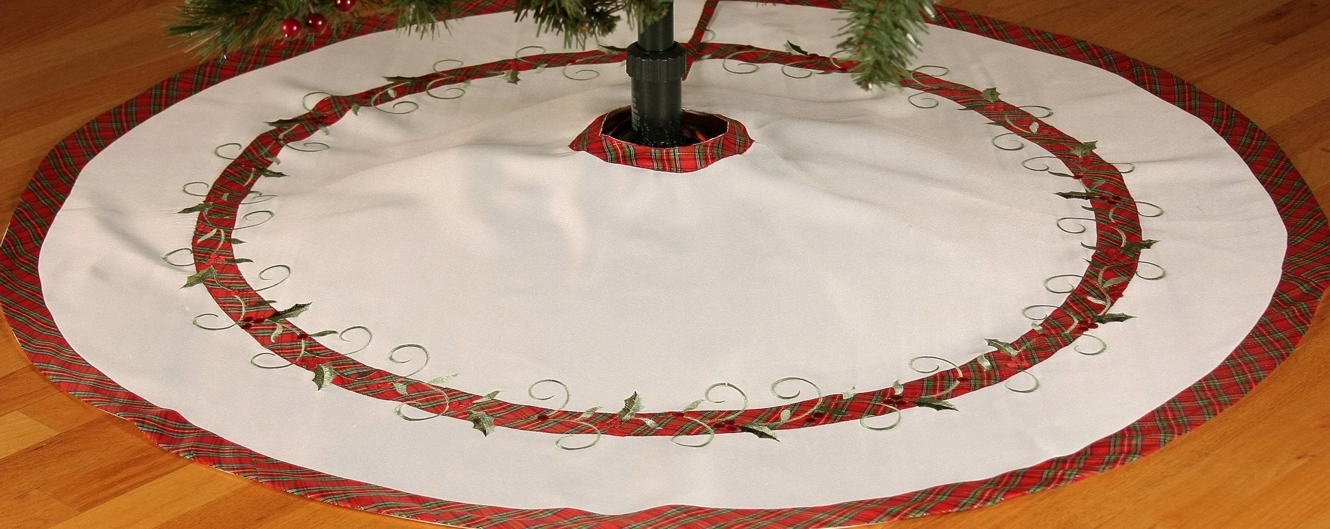 XD99904 Tartan Ribbon Tree Skirt, 48''Round